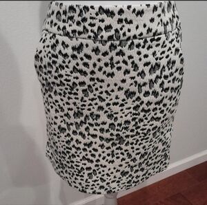 Snow Leopard Print Ann Taylor Petites Skirt with Zipper Closure and Pockets